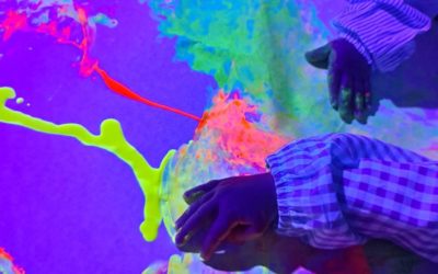 Como mola la luz negra