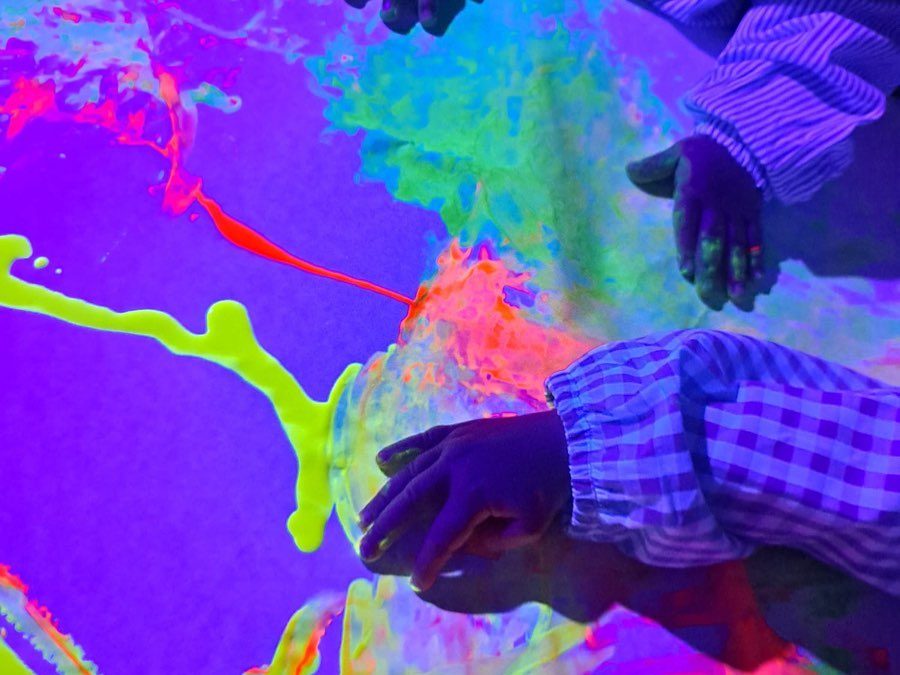 Como mola la luz negra